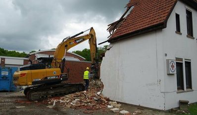 Das älteste Gebäude muss zuerst weichen: Das leerstehende „Haus der Begegnung und Bewegung“ wird derzeit abgerissen, dort soll ein neues Verwaltungsgebäude entstehen.