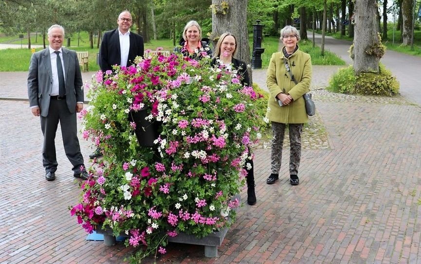 Bürgermeister Stefan Schwenke, Andreas Schmidt (Concordia Versicherung), Anja Kalski (Klosterholz Tombola), Katja Zeidan (Volksbank Worpswede) und die Ortsvorsteherin der Ortschaft Worpswede, Frau Anette Faouzi bringen Farbe in die Bergstrasse.