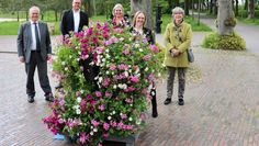 Bürgermeister Stefan Schwenke, Andreas Schmidt (Concordia Versicherung), Anja Kalski (Klosterholz Tombola), Katja Zeidan (Volksbank Worpswede) und die Ortsvorsteherin der Ortschaft Worpswede, Frau Anette Faouzi bringen Farbe in die Bergstrasse.