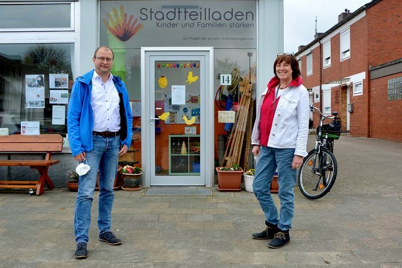 Jochen Hake lobt das Engagement von Almut Schmidt für den Stadtteilladen.