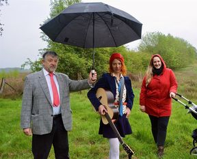 Johanna Zeul (Mitte) besuchte mit Reinhard Lindenberg und Ann-Christin Siemens das Naturschutzgebiet in Haaßel.