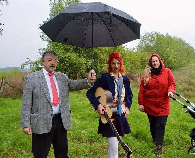 Johanna Zeul (Mitte) besuchte mit Reinhard Lindenberg und Ann-Christin Siemens das Naturschutzgebiet in Haaßel.