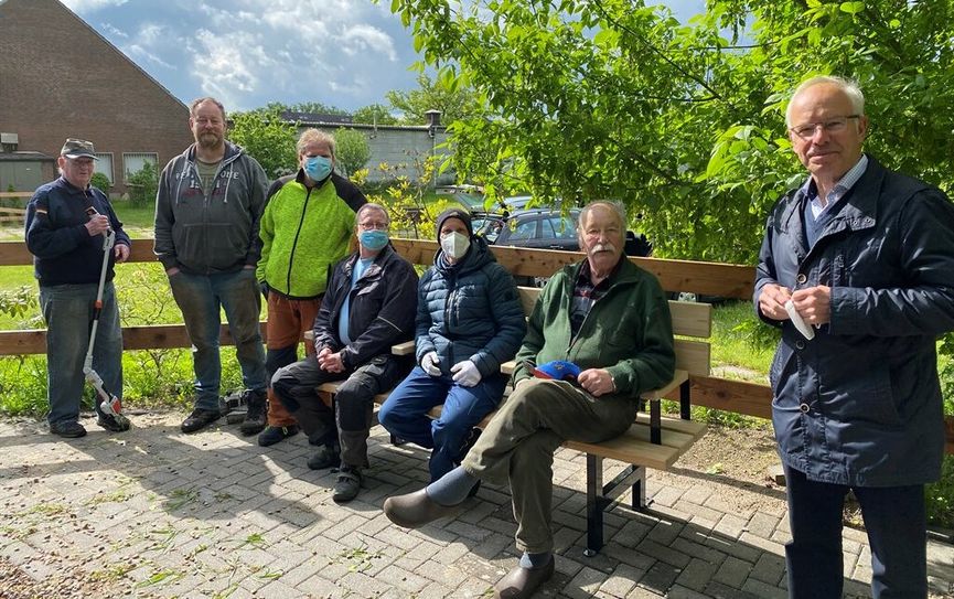 Probesitzen auf der neuen Bank: v.l.n.r.: Rolf-Günter Heinrich und Ingo Buchenau von der Borgfelder Schützengilde, drei Mitarbeiter der Werkstatt Bremen (maskiert), Klaus Buchenau von der Borgfelder Schützengilde und Ortsamtsleiter Karl-Heinz Bramsiepe.