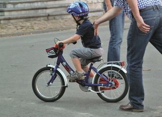 Eltern sollten das Radfahren unbedingt mit ihren Kindern gemeinsam üben.