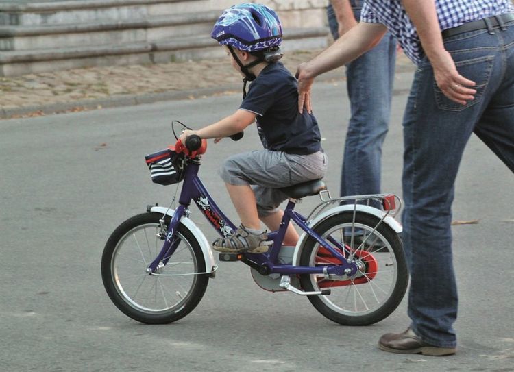 Eltern sollten das Radfahren unbedingt mit ihren Kindern gemeinsam üben.