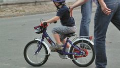 Eltern sollten das Radfahren unbedingt mit ihren Kindern gemeinsam üben.