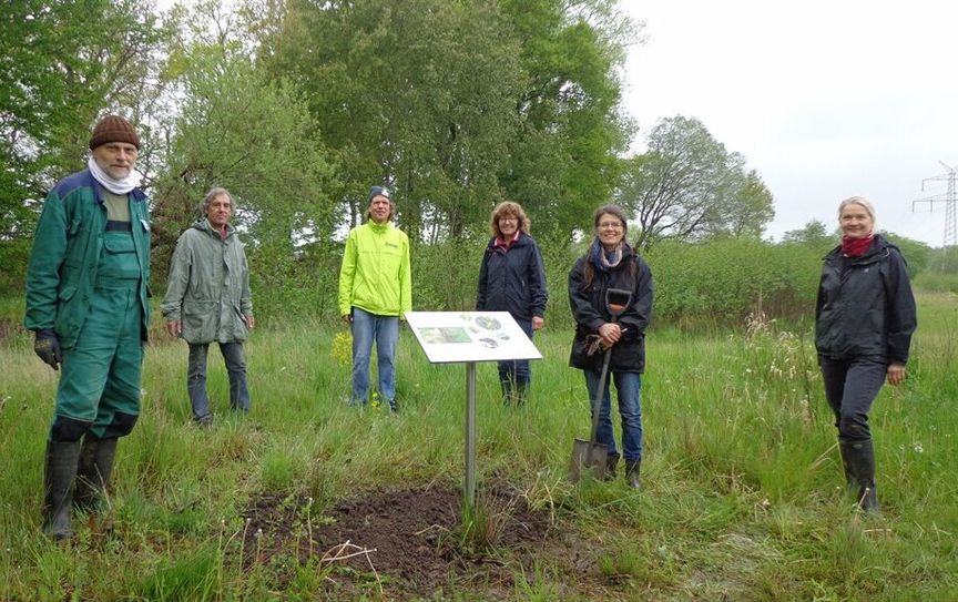 V.l.n.r.: Lüder Kreft (NABU Schwanewede), Ulrich Schreier (BUND Osterholz), Bernd Quellmalz (BUND-Regionalschäftsführer Weser-Elbe), Hannelore Moewes (BUND Osterholz), Petra Wencke und Susanne Wagner (beide AGBS).