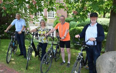 Bürgermeister Torsten Rohde, Bürgermeisterin Susanne Geils, Landrat Bernd Lütjen und Samtgemeindebürgermeister Reinhard Kock.