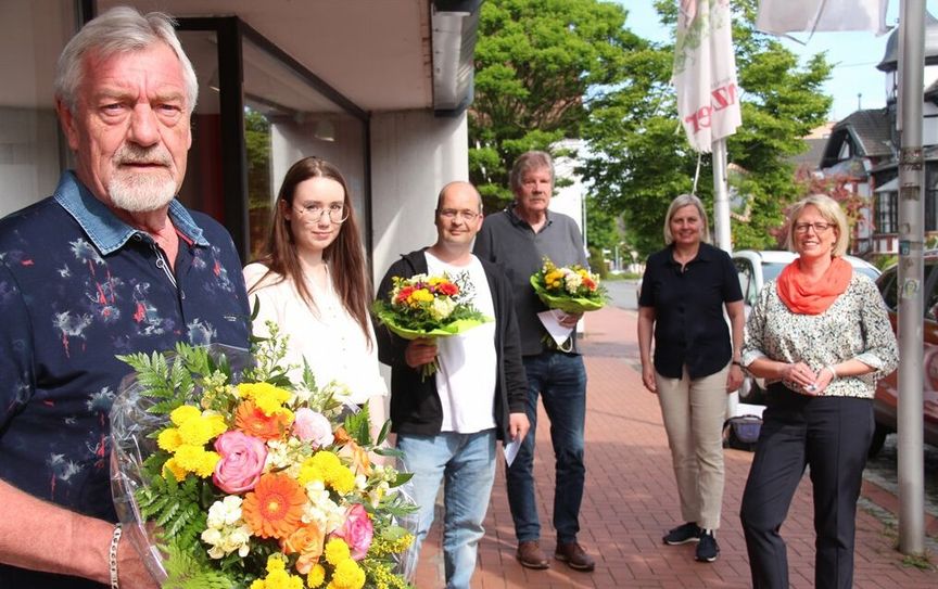 Heinrich Cordes (vorne links) hat das Bundesliga-Tippspiel gewonnen und darf sich über 200 Euro freuen.