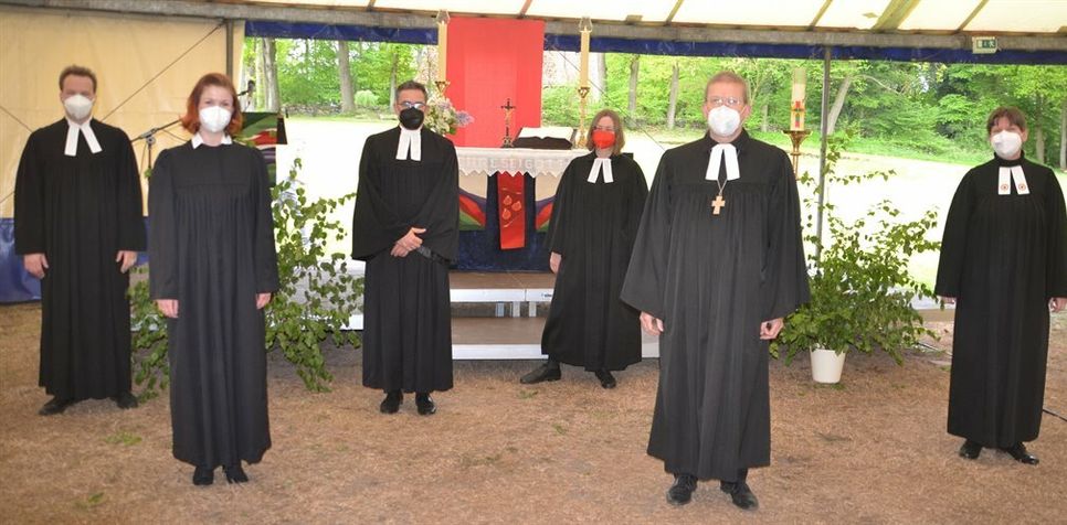 V.l.n.r. bei der Ordination: Marco Müller, Sonja Riccius, Uwe Baumhauer, Claudia Brandy, Hans Christian Brandy und Esther Ockuhn.