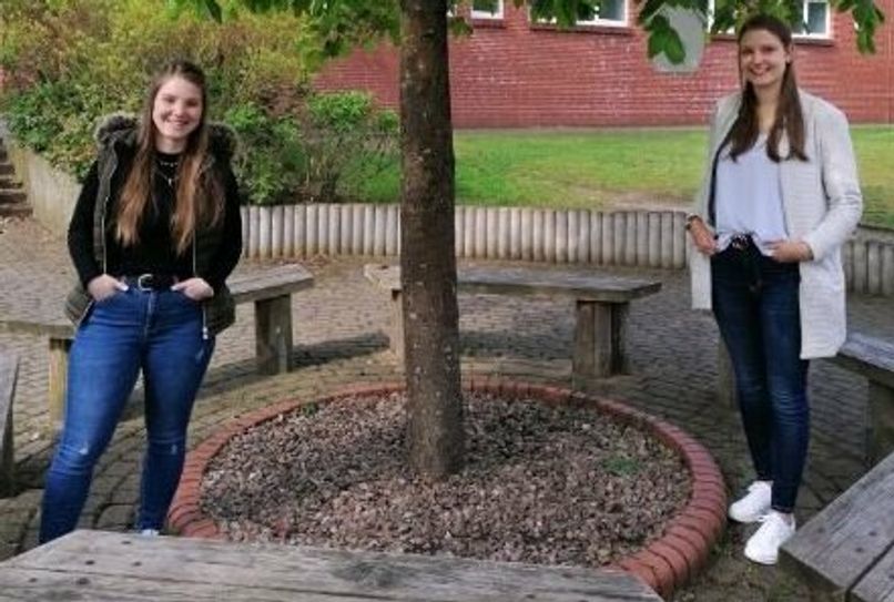 Sirah Koch und Charleen Menge gefällt der Schulalltag.