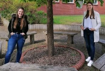 Sirah Koch und Charleen Menge gefällt der Schulalltag.