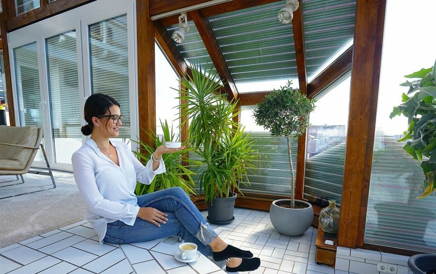 Auch im Hochsommer lässt sich dank moderner Sonnenschutzsysteme der Nachmittagskaffee im angenehm kühlen Zuhause genießen, ohne dass eine energieintensive Klimaanlage zum Einsatz kommt.