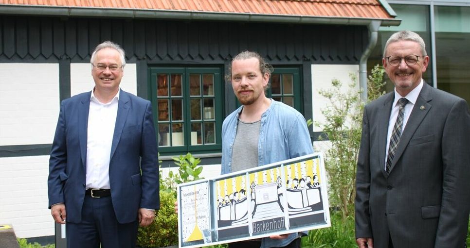 „Das war auch mein Favourit“, sagte Landrat Bernd Lütjen (rechts) bei der Gewinnerbekanntgabe zu Marc Sievers (Mitte), dessen Haltestellendesign nun umgesetzt wird. Sievers hat zudem 1.500 Euro Preisgeld gewonnen.