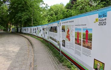 13 Bauzaunbanner berichten über das Leben und Wirken Jürgen-Christian Findorffs.
