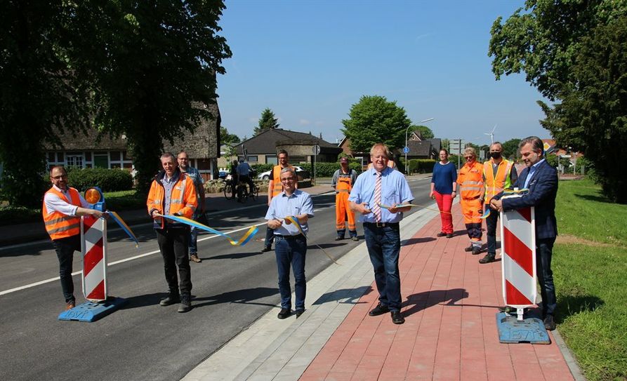 Manfred Knust (2. v. re.) und Holger Meyer (Mitte) gaben gemeinsam mit Vertrtern der Firma Matthäi und der Straßenbauverwaltung die sanierte Straße frei.