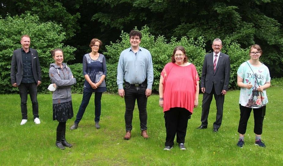 Erfahrungswerte aus Rotenburg: Klaus Henner Spierling (Mitte) stellte dem Landkreis Osterholz und seinen Kooperationspartnern gemeinsam mit ehemaligen Teilnehmerinnen das Projekt Kidstime vor. Foto: jm