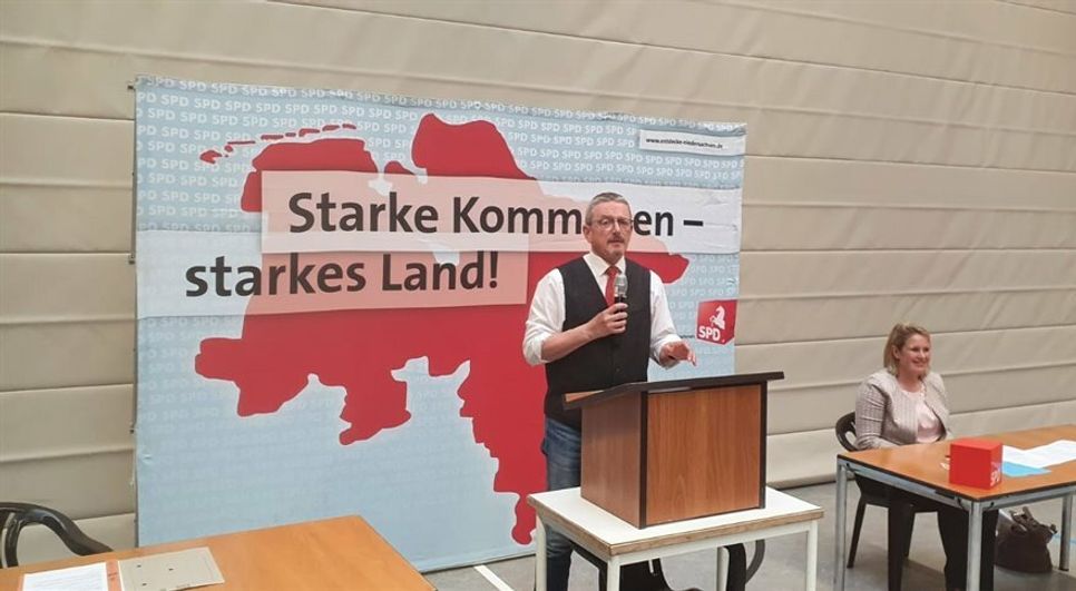 Er soll noch eine Runde machen: Landrat Bernd Lütjen wurde von den Genoss:innen zum Landratskandidaten gewählt. Unterstützung bekommt er auch von der CDU.