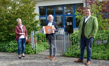 Marlies Schröder und Volker Wahlers (Geschäftsführung der Lebenshilfe Bremervörde/Zeven) mit 
Bürgermeisterkandidat Michael Hannebacher (Mitte).