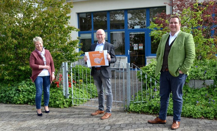 Marlies Schröder und Volker Wahlers (Geschäftsführung der Lebenshilfe Bremervörde/Zeven) mit 
Bürgermeisterkandidat Michael Hannebacher (Mitte).
