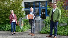 Marlies Schröder und Volker Wahlers (Geschäftsführung der Lebenshilfe Bremervörde/Zeven) mit 
Bürgermeisterkandidat Michael Hannebacher (Mitte).