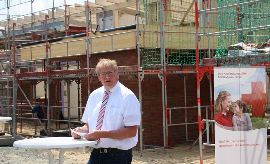 Bürgermeister Manfred Knust vor dem Kita-Neubau. Es ist das teuerste Bauprojekt der Geschichte Lamstedts. Fotos: fsp