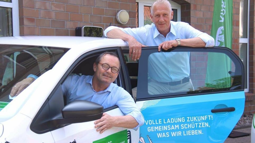 Joachim Schuch, Geschäftsführer des SOS-Kinderdorfs aus Worpswede und Stadtwerke-Chef Christian Meyer-Hammerström präsentieren die neuen E-Autos der Familienhilfe. Foto: jm
