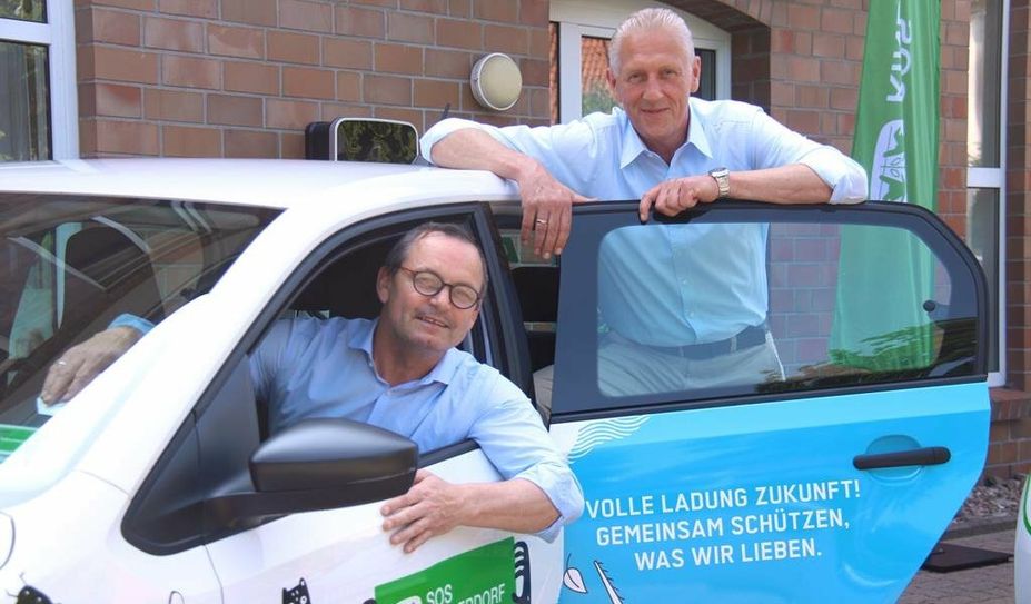 Joachim Schuch, Geschäftsführer des SOS-Kinderdorfs aus Worpswede und Stadtwerke-Chef Christian Meyer-Hammerström präsentieren die neuen E-Autos der Familienhilfe. Foto: jm