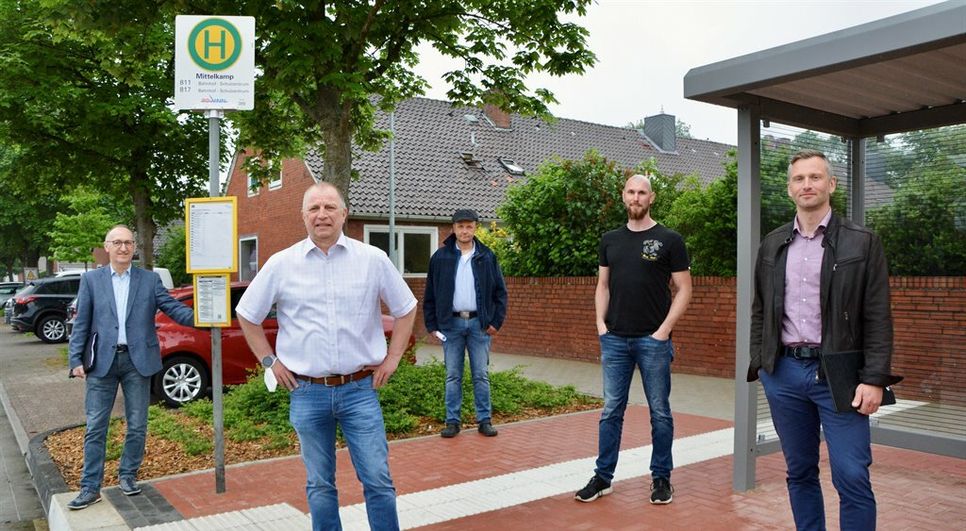Baudezernent Frank Quell (v. li), Bürgermeister Detlev Fischer, Ingo Jeschke (Jacobs GaLa Bau) sowie Martin Ohm und Sandro Hartig (Stadt Bremervörde) an der Haltestelle Am Mittelkamp. Foto: rgp