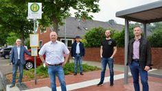 Baudezernent Frank Quell (v. li), Bürgermeister Detlev Fischer, Ingo Jeschke (Jacobs GaLa Bau) sowie Martin Ohm und Sandro Hartig (Stadt Bremervörde) an der Haltestelle Am Mittelkamp. Foto: rgp