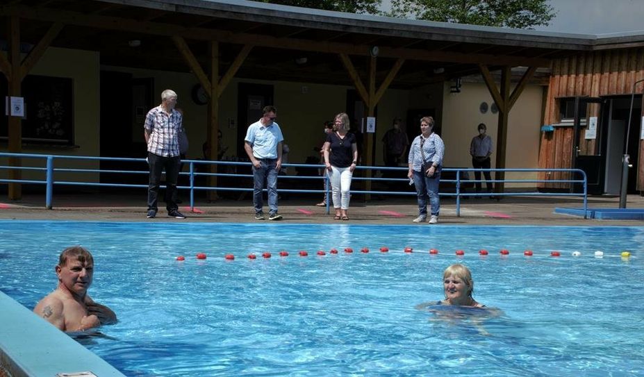 Bademeister Bernd Stellmacher und Ursel Rademacher haben die Badesaison im Bokeler Waldbad eröffnet. Fotos: kh