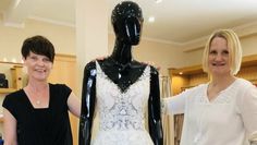 Petra Dworak (li.) und Heike Ringe statten Bräute von Kopf bis Fuß aus.