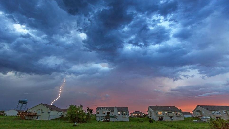 Schlechtwetterereignisse mit Blitzschlag, Hagel und Starkregen nehmen zu. Umso wichtiger ist es, Wohngebäude gegen Sachschäden finanziell abzusichern.