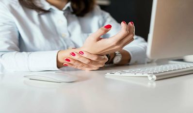 Ein zeitgemäßes Beispiel für eine existenzielle Grundfähigkeit ist die Nutzung eines Computers. Geht diese Fertigkeit verloren, springt unter Umständen eine sogenannte Grundfähigkeitsversicherung ein.