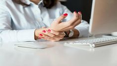 Ein zeitgemäßes Beispiel für eine existenzielle Grundfähigkeit ist die Nutzung eines Computers. Geht diese Fertigkeit verloren, springt unter Umständen eine sogenannte Grundfähigkeitsversicherung ein.