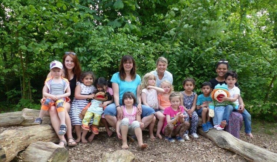 Zusammen mit den beiden Puppen Paul und Ronja sowie mit ihren Erzieher:innen feierten die Kinder der Sprachkita kürzlich ein kleines Fest.