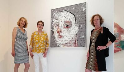 Die Kulturbeauftragte Klaudia Krohn (v. li.), die Gleichberechtigungsbeauftragte Heike Grotheer und die Kunsthistorikerin Cornelia Hagenah eröffneten die Ausstellung.  Fotos: stein