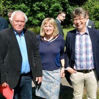 Dr. Klaus Volland (Gründer des Gedenkstättenvereins, v.li.), Johanna Volland und der SPD-Fraktionsvorsitzende Lars Lust