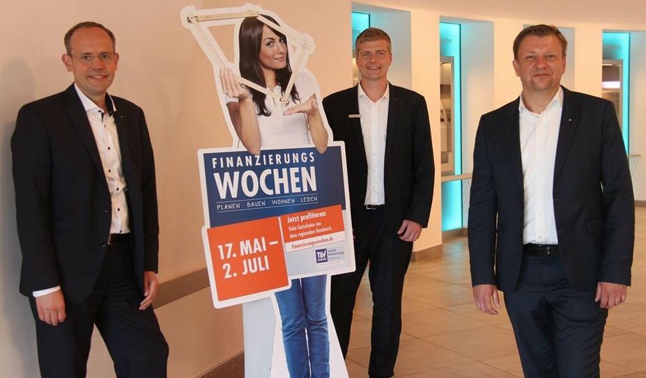 Die Volksbank muss auf ihre Modernisierungsmesse verzichten, ihre Kund:innen jedoch nicht auf Vergünstigungen; Vorstand Jan Mackenberg, Berater Jörn Peterser und Thomas Hiller, Leiter der Privatkundenberatung, stellten das Konzept der Finanzierungswochen vor.
