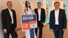 Die Volksbank muss auf ihre Modernisierungsmesse verzichten, ihre Kund:innen jedoch nicht auf Vergünstigungen; Vorstand Jan Mackenberg, Berater Jörn Peterser und Thomas Hiller, Leiter der Privatkundenberatung, stellten das Konzept der Finanzierungswochen vor.