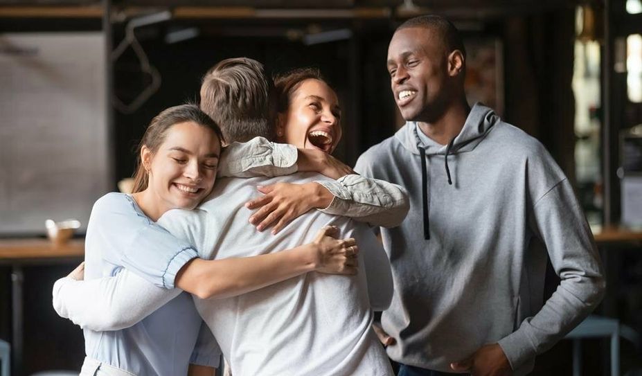 Hoffentlich bald wieder ohne Sorge möglich: Junge Menschen vermissen vor allem ihre Freund:innen, sie zu umarmen und die unbeschwerte Zeit mit ihnen.