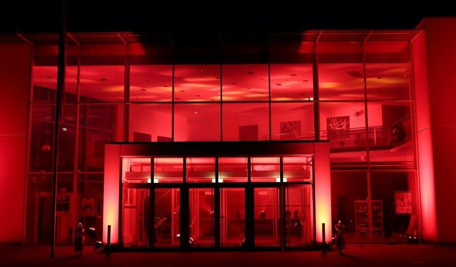 Am kommenden Dienstag erstrahlt die Stadthalle wieder in rotem Licht. Foto: eb