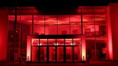 Am kommenden Dienstag erstrahlt die Stadthalle wieder in rotem Licht. Foto: eb