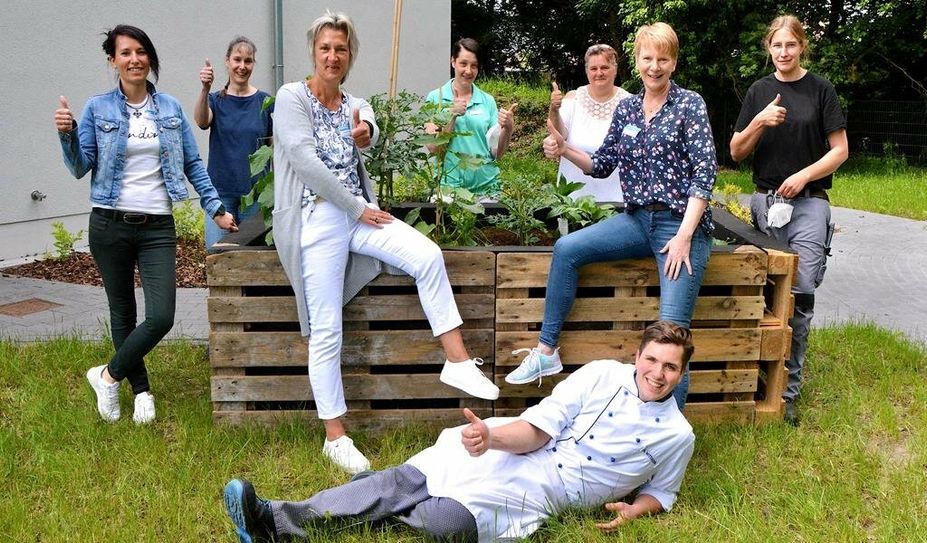 Das Leitungs-Team des Seniorenquartiers: (v.l.n.r.) Miriam Becker, Kirstin Wehmann (beide Verwaltung), Pflegedienstleitung Melanie Mikulska, Wohnbereichsleitung Anja Carstens, Martina Böttjer (Leitung soziale Betreuung), Einrichtungsleitung Kerstin Rihm und Janet Wendelken (Haustechnik). Den Damen zu Füßen liegt Gastronomieleiter Andre Witthohn.