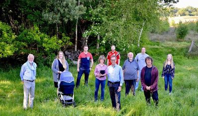 Volker Harling (vorne, Mitte) kam in Haaßel mit Anwohner:innen ins Gespräch, die sich um ihre Zukunft sorgen.