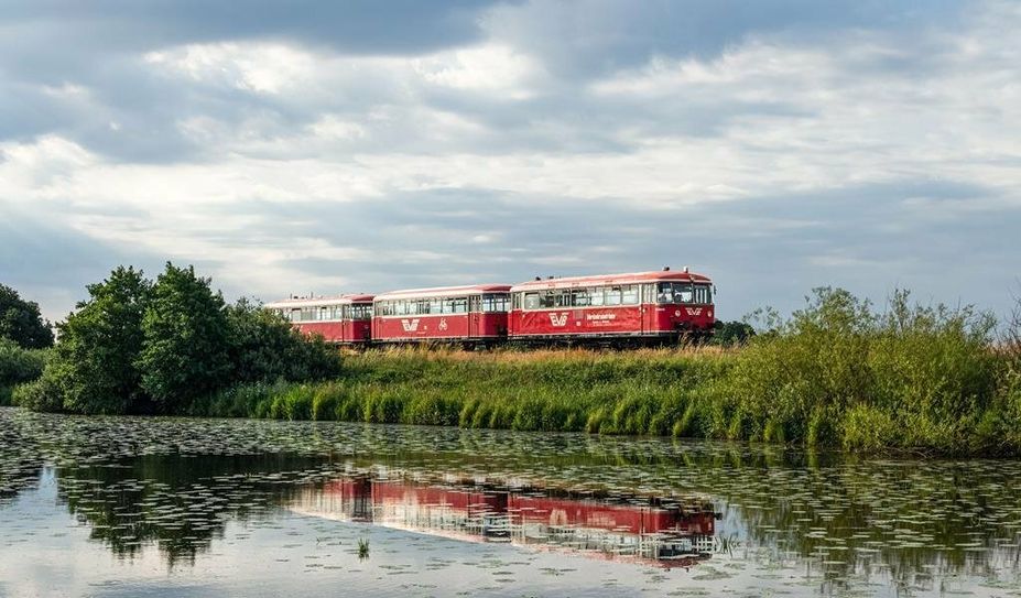 Mit dem Moorexpress durch eine idyllische Landschaft.