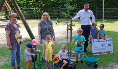 Uschi Schirmer (von li., Leiterin der DRK-Kita Ströhe), Kornelia Götsche (Samtgemeinde Hambergen) und Rolf Dammann (Niederlassungsleiter Röhrs Baustoffe, Hambergen) mit einigen Kindern der Kita bei der Spendeübergabe.