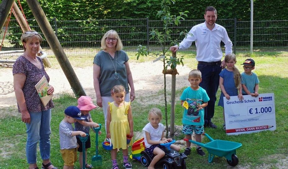 Uschi Schirmer (von li., Leiterin der DRK-Kita Ströhe), Kornelia Götsche (Samtgemeinde Hambergen) und Rolf Dammann (Niederlassungsleiter Röhrs Baustoffe, Hambergen) mit einigen Kindern der Kita bei der Spendeübergabe.