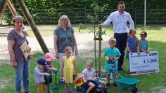 Uschi Schirmer (von li., Leiterin der DRK-Kita Ströhe), Kornelia Götsche (Samtgemeinde Hambergen) und Rolf Dammann (Niederlassungsleiter Röhrs Baustoffe, Hambergen) mit einigen Kindern der Kita bei der Spendeübergabe.