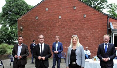Treffen auf dem Pausenhof : v.li. Landtagsabgeordneter Oliver Lottke (SPD), Kultusminister Grant Hendrik Tonne (SPD), Bürgermeister Guido Dieckmann (parteilos), Schulteiterin Ines Woyciniuk und Landtagsabgeordneter Lasse Weritz (CDU).
